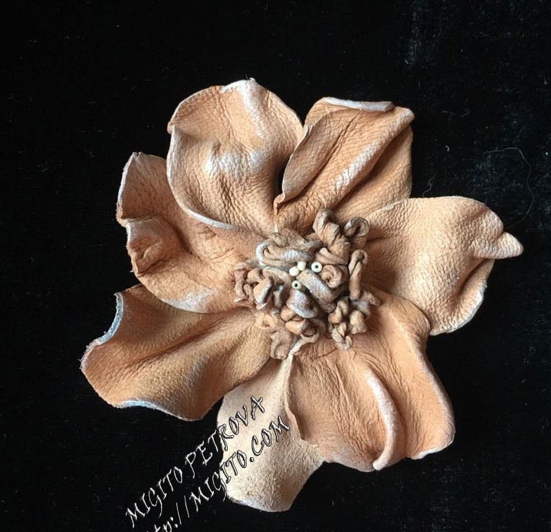 Брошка от кожа ръчно изработена