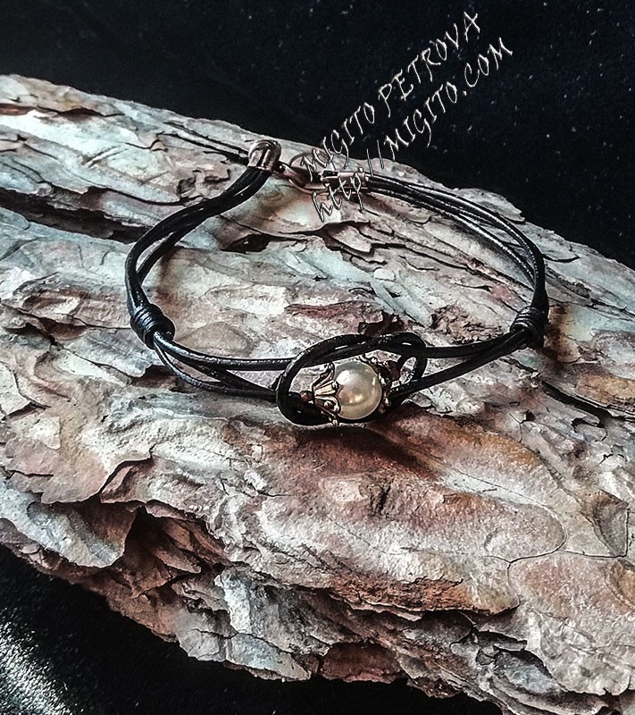 Ръчно изработена гривна от естествена кожа с перла