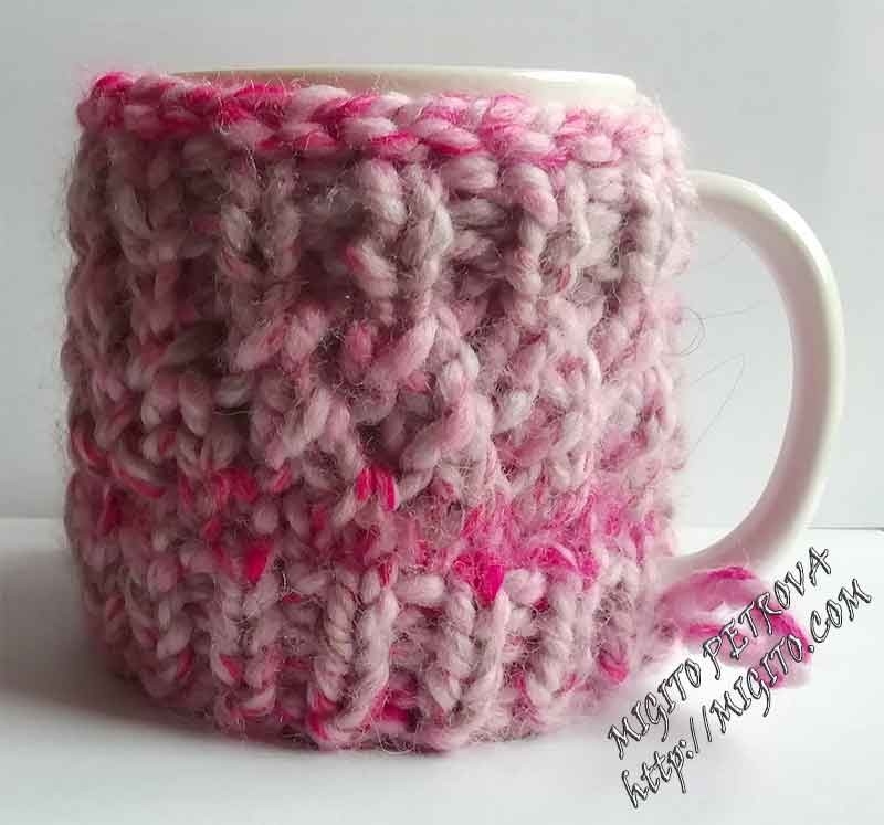 Порцеланова чаша с дебела ръчно плетена дрешка