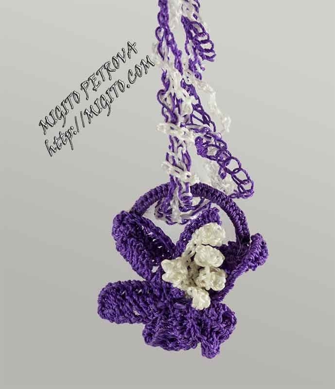 Ръчно изплетено колие с лилаво цвете и плетена верижка