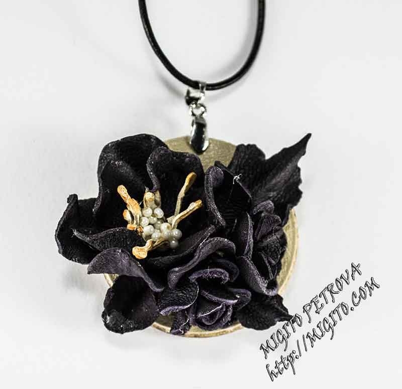 Ръчно изработено колие от естествена кожа лилави цветя