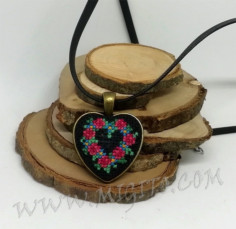 Бродирано колие сърце ръчна изработка