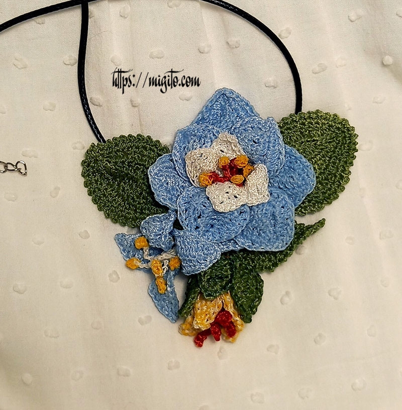 hand-woven necklace flower blue