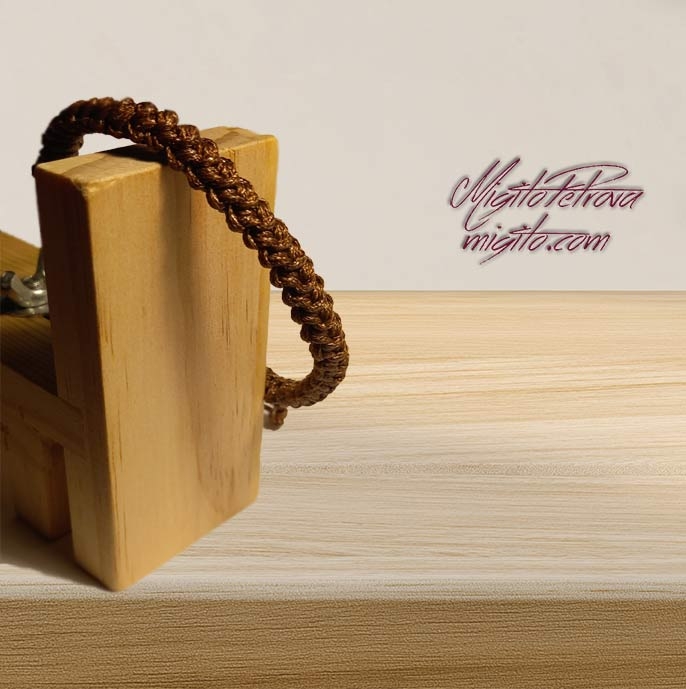 Hand-woven bracelet in brown