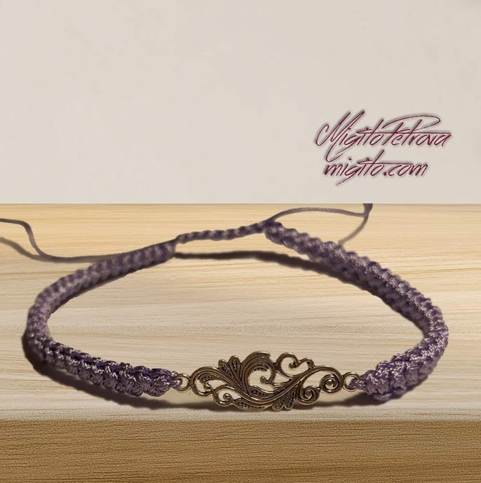 Гривна макраме светло лилава с метален елемент