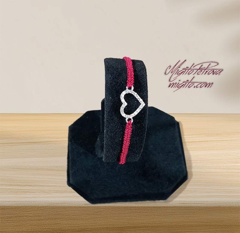 Тънка макраме гривна с метален елемент сърце червена 